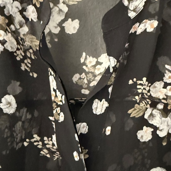 VINCE Women’s Black Floral Print Sheer Silk Band Collar Blouse Size Medium - Picture 5 of 10